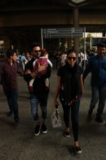 Shahid Kappor With Wife And Daughter Spotted At Airport on 10th Nov 2017 (6)_5a09162643b73.JPG