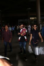 Shahid Kappor With Wife And Daughter Spotted At Airport on 10th Nov 2017 (8)_5a0916275f558.JPG