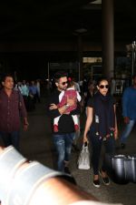 Shahid Kappor With Wife And Daughter Spotted At Airport on 10th Nov 2017 (9)_5a091627f2c70.JPG