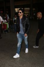 Varun Dhavan With Mom Spotted At Airport on 10th Nov 2017 (14)_5a09164b31bf8.JPG