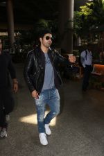 Varun Dhavan With Mom Spotted At Airport on 10th Nov 2017 (17)_5a09164ceb442.JPG