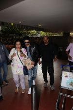 Varun Dhavan With Mom Spotted At Airport on 10th Nov 2017 (19)_5a09164e12f3d.JPG