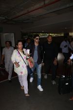 Varun Dhavan With Mom Spotted At Airport on 10th Nov 2017 (20)_5a09164e9a226.JPG