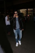 Varun Dhavan With Mom Spotted At Airport on 10th Nov 2017 (4)_5a09164397ad9.JPG