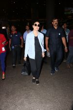 Kareena Kapoor Spotted At Airport on 15th Nov 2017 (13)_5a0d02ad74b2d.JPG