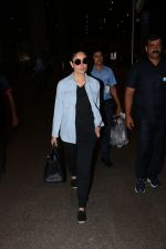 Kareena Kapoor Spotted At Airport on 15th Nov 2017 (5)_5a0d029b9f0d0.JPG