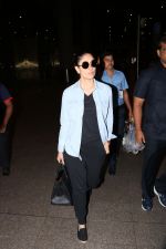 Kareena Kapoor Spotted At Airport on 15th Nov 2017 (8)_5a0d029f7d1c3.JPG