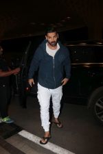 John Abraham With His Wife Spotted At Airport on 16th Nov 2017 (7)_5a0e7e849a87f.JPG