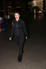 Kainaat Arora Spotted At Airport on 18th Nov 2017 (2)_5a1025912460f.JPG