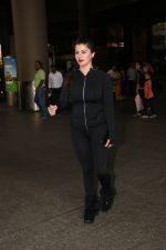 Kainaat Arora Spotted At Airport on 18th Nov 2017 (7)_5a102598623d7.JPG