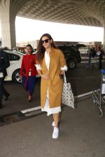 Neha Dhupia Spotted At Airport on 17th Nov 2017 (7)_5a0fd2074f586.JPG