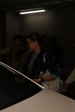 Neha Dhupia Spotted At Airport on 18th Nov 2017 (31)_5a1022262abad.JPG