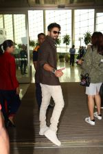 Shahid Kapoor Spotted At Airport on 17th Nov 2017 (1)_5a0fd22fa9082.JPG