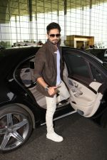 Shahid Kapoor Spotted At Airport on 17th Nov 2017 (2)_5a0fd231045df.JPG