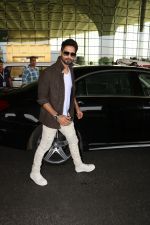 Shahid Kapoor Spotted At Airport on 17th Nov 2017 (4)_5a0fd233b764b.JPG