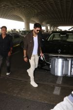 Shahid Kapoor Spotted At Airport on 17th Nov 2017 (7)_5a0fd23757bf5.JPG