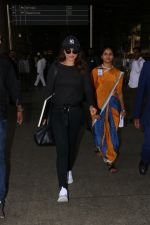 Sonakshi Sinha Spotted At Airport on 18th Nov 2017 (17)_5a102252a1e82.JPG