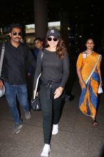 Sonakshi Sinha Spotted At Airport on 18th Nov 2017 (20)_5a102259336d9.JPG
