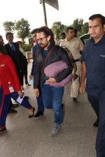 Aamir Khan Spotted At Airport on 20th Nov 2017 (12)_5a130f50887ff.JPG