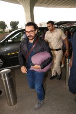 Aamir Khan Spotted At Airport on 20th Nov 2017 (6)_5a130f4d54b17.JPG