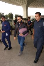 Aamir Khan Spotted At Airport on 20th Nov 2017 (7)_5a130f4de4762.JPG