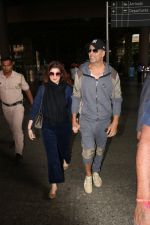 Akshay Kumar And Twinkle Khanaa Spotted At Airport on 20th Nov 2017 (13)_5a130f7d36392.JPG