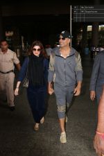 Akshay Kumar And Twinkle Khanaa Spotted At Airport on 20th Nov 2017 (14)_5a130f612a07b.JPG