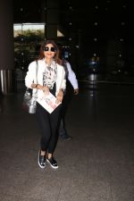 Shilpa Shetty Spotted At Airport on 20th Nov 2017 (3)_5a130fa3ca078.JPG