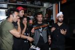 Ali Fazal, Pulkit Samrat, Manjot Singh, Varun Sharma, Richa Chadda with The Cast Of Fukrey Returns Visit At Most Popular Spots Of Mumbai on 21st Nov 2017 (155)_5a1530974a7ab.JPG