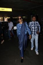 Sonam Kapoor Spotted At Airport on 22nd Nov 2017 (18)_5a1536a631624.JPG