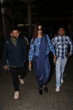 Sonam Kapoor Spotted At Airport on 22nd Nov 2017 (5)_5a15369370b51.JPG