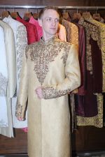 Brent Goble at the Designer Duo Pawan & Pranav designs Wedding Outfit for Brent Goble on 22nd Nov 2017 (16)_5a165349888e3.JPG