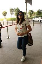 Zareen Khan Spotted At Airport on 22nd Nov 2017 (1)_5a164b2ea7043.JPG