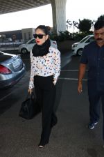Kareena Kapoor Spotted At International Airport on 24th Nov 2017 (10)_5a182a54c78da.JPG