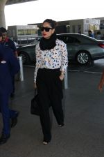 Kareena Kapoor Spotted At International Airport on 24th Nov 2017 (13)_5a182a575c5a7.JPG