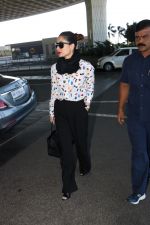 Kareena Kapoor Spotted At International Airport on 24th Nov 2017 (8)_5a182a5349299.JPG