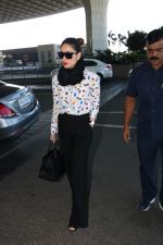 Kareena Kapoor Spotted At International Airport on 24th Nov 2017 (9)_5a182a53f07ea.JPG