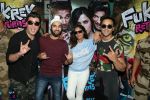 Pulkit Samrat, Richa Chadda, Manjot Singh, Varun Sharma at Fukrey Returns Cast Visit Andheri Metro Station on 30th Nov 2017 (10)_5a216077b04cb.JPG