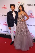 Hrithik Roshan, Pooja Hegde at the Red Carpet Of Filmfare Glamour & Style Awards on 1st Dec 2017 (257)_5a2246aa646f0.JPG