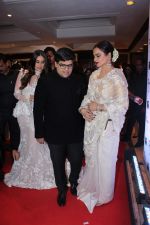 Kareena Kapoor, Rekha at the Red Carpet Of Filmfare Glamour & Style Awards on 1st Dec 2017 (419)_5a2247909638c.JPG