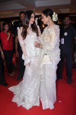 Kareena Kapoor, Rekha at the Red Carpet Of Filmfare Glamour & Style Awards on 1st Dec 2017 (422)_5a224a11a9672.JPG