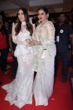 Kareena Kapoor, Rekha at the Red Carpet Of Filmfare Glamour & Style Awards on 1st Dec 2017 (424)_5a22479271a0b.JPG