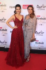 Kriti Sanon, Sonakshi Sinha at the Red Carpet Of Filmfare Glamour & Style Awards on 1st Dec 2017 (110)_5a22484bcfd04.JPG