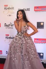 Pooja Hegde at the Red Carpet Of Filmfare Glamour & Style Awards on 1st Dec 2017 (242)_5a224964a78eb.JPG