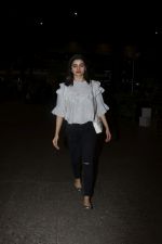 Prachi Desai Spotted At Airport on 1st Dec 2017 (4)_5a221a37482e2.JPG