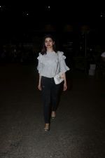 Prachi Desai Spotted At Airport on 1st Dec 2017 (8)_5a221a3a0d472.JPG