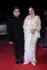 Rekha at the Red Carpet Of Filmfare Glamour & Style Awards on 1st Dec 2017 (386)_5a224a1ee3e06.JPG