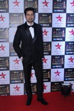 at the Red Carpet of Star Screen Awards in Mumbai on 3rd Dec 2017 (35)_5a24cdd7e2bdb.JPG