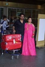 Bharti Singh and Harsh Limbachiyaa spotted in Mumbai After Marriage on 6th Dec 2017 (53)_5a281d9d9c5af.JPG