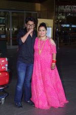 Bharti Singh and Harsh Limbachiyaa spotted in Mumbai After Marriage on 6th Dec 2017 (63)_5a281da0a90bd.JPG